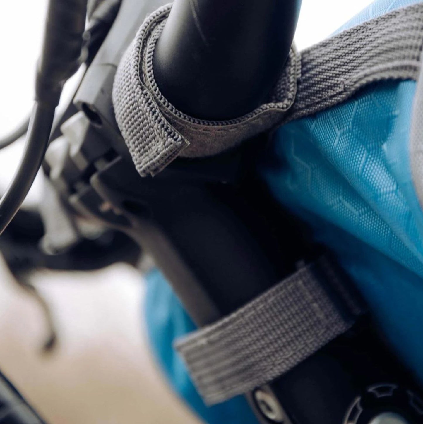 Bike Handlebar Bag — Waterproof Touchscreen Top 4